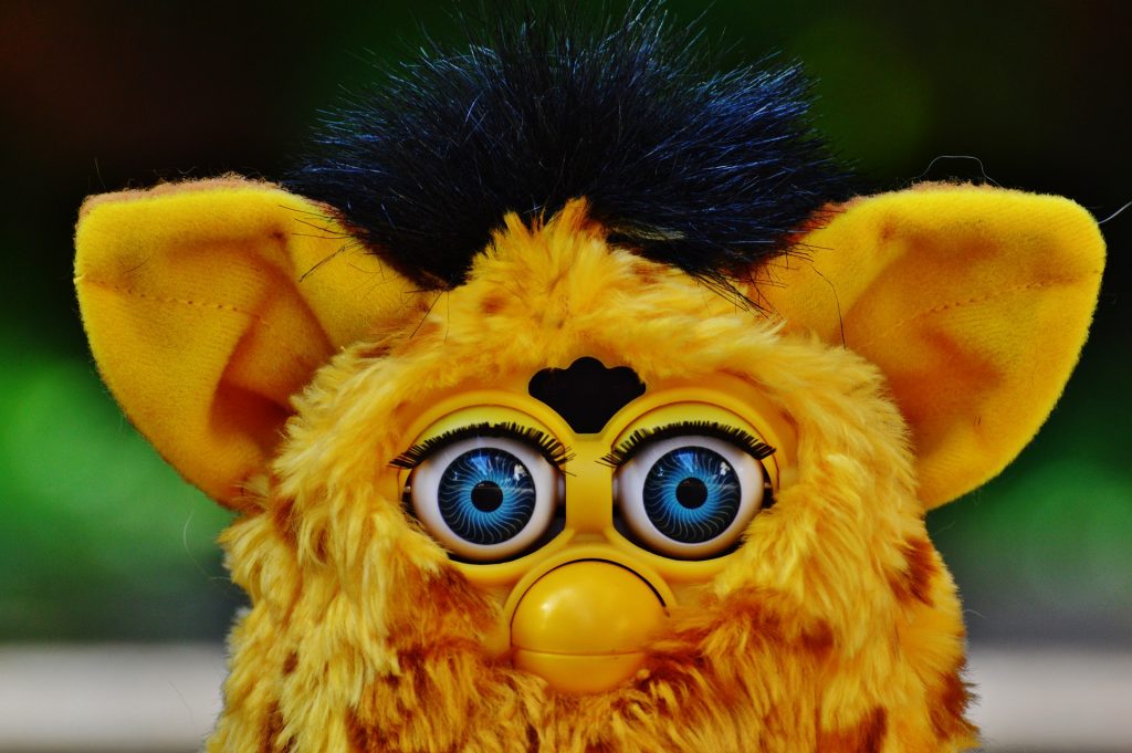 Furby, Hasbro riporta in vita l'iconico giocattolo anni Novanta